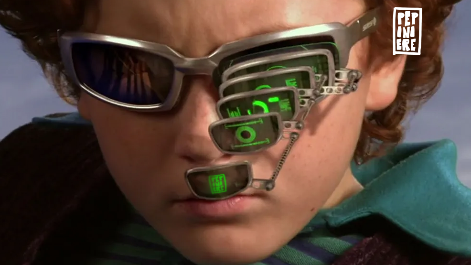 Un enfant avec des lunettes d'espion